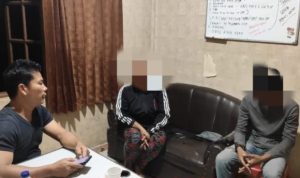 Remaja Pencru Helm seorang remaja saat Didiversi Polres Tanjungpinang bersama Orang Tuanya