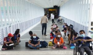 Sebanyak 103 WNI Deportasi Malaysia tiba di Tanjungpinang, disuruh petugas duduk di Lantai, menunggu Transportasi pemgangkutan ke RPTC Seinggarang.