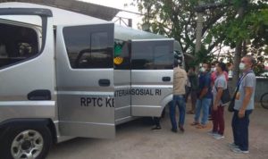 Sebanyak 17 orang WNI yang dideportasi Malaysia saat tiba dan diangkut ke Penampungan RPTC Kementeriaan Dinas Sosial di Senggarang