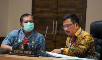 Sekda kepri TS.Arif Fadillah dan Kepala Barenlitbang Provinsi Kepri Naharuddin saat melaksanakan Rapat Teleconfrence dengan DPRD Kepri