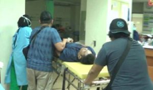 Tersangka Ss dan anggota Polisi Satnarkoba Polres Bintan saat dibawa ke RSUP Raja Ahmad Tabib Tanjungpinang
