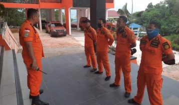 Tim SAR Pos Batam saat melakukan persiapan melakukan pencarian warga Batam yang tenggelam di Dam Tembesi