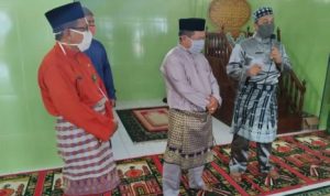 Wakil bupati Lingga saat memberikan arahan pada penerima santunan dan Bantuan, dalam silaturahmi Ramdhan di Desa Resang-Lingga.