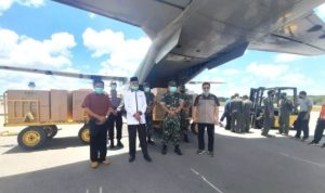 Wali kota Tanjungpinang saat Menerima bantuan masker dan APD di Lanud RHF
