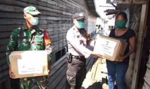 Anggota Babinkamtibmas bersama angota babinsa saat menyealurkan Bantuan sembako kepada warga kurang mampu terdampak Covid 19 di Tanjungpinang