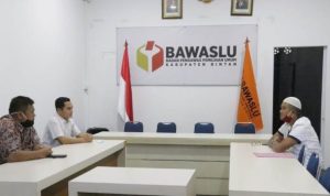 Bupati Bintan Apri Sujadi saat melakukan konsultasi dan Dialog dengan Bawalsu Bintan atas adanya tudiangan Bagikan BLT dalam rangka kampanye