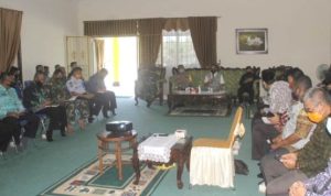 Bupati Lingga Alias Wello saat menggelar Rapat tim Gugus Tugas Percepatan penanganan COVID 19 dan mengakhiri Blocking Area Pandemi COVID Lingga