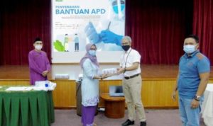 General Manager GM PT BIIE Aditya Laksamana saat menyerahkan bantuan