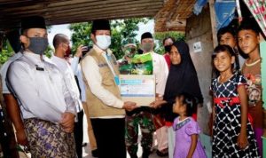 Isdianto saat menyerahakan Sembkao bantuan Provinsi Kepri pada Program JPS Percepatan Penanganan COVID 19 di Kepri