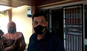 Kanit Tindak Pidana Korupsi Tipikor Satu Reskrim Polres Tanjungpinang Ipda Jeriko Budianto saat melakukan pemeriksaan kepada PPK Bazar Sembako Murah Disperindag Tanjungpinang