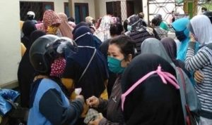 Kerumunan waga dan ibu ibu saat anteri dan berebut memebili sembako bazar murah Disperindag Kta Tanjungpinang 1 e1588647717111