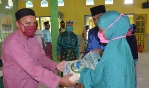 Pemerintah Kabupaten Lingga beri bantuan sembako pada masyarakat desa Bakong dan Kelobak