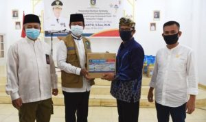 Penyerahan secara Simbolis Bantuan Sembako Provinsi Kepri Kepada masyarakat Lingga diserahkan Plt.Gubernur Kepri kepada Bupati Lingga Alias Wello