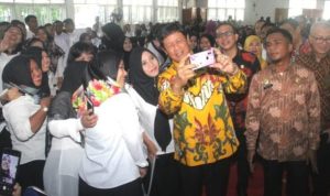 Plt.Gubernur Kepri Isdianto saat melakukan Photo Swa dengan sejumlah PTT dan Guru honor di Kepri