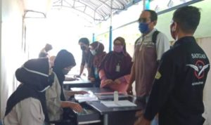 Seorang warga yang baru datang ke Karimun dilakukan Pemeriksaan surat bebas COVID 19 berupa surat Hasil Uji Rapid Tes yang menyatakan reaktif COVID 19