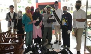 Siswa dan guru Eskul OSIS PASUS dan PMR SMK Negeri V Saat menyerahkan Bantuan sembako pada siswa warga ekolah dan masyarakat
