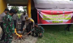 TNI dan Polri gelar Dapur umum sediakan makanan untuk Masyarakat
