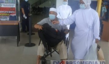 Tn.Nz saat diantar paramedis RSUD Raja Ahmad Thabisb Tanjungpinang setelah dinyatakan sembuh dari Covid 19 setelah dirawat 53 hari dan di Tes Swab PCR 10 kali