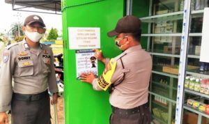 Angota Polsek Dabo Singkep saat melakukan pemasangan Brosur sosialisasi New Normal COVID 19 di Lingga