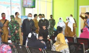 Aunur Rofiq saat menghadiri acara pelayanan KB Hari Keluarga Nasional Harganas ke 27 Kabupaten Karimun di Puskesmas Meral