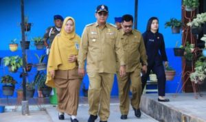 Bupati Bntan Apri Sujadi dan kepala dinas Pendidikan Bintan Tamsir