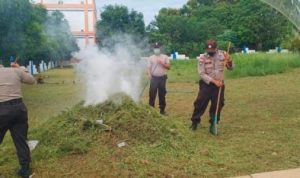Foto Anggota Polsek Bintan Utara saat melakukan gotong royong di Taman Makam Pahlawan TMP Bintan Utara.