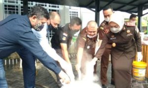 Foto Kepala Kejaksaan Negeri Tanjungpinang bersama ketua PN Kasat Narkoba dan pejabat lain saat melakukan eksekusi Pemusnahan barang bukti di Kajari Tanjungpinang.