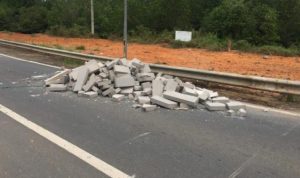 Jatuh dari Truk Trailer Batu Bata Berserakan di Jembatan Kangboi Jalinbar Bintan