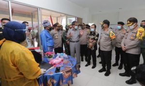 Kaplolda Kepri Irjend Pol Aris Budiman dan Plt.Gubernur Kepri saat meninjau Kampung Tangguh Belian Batam