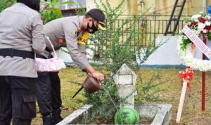 Kapolres Bintan AKBP.Bambang Sugihartono saat meletakan karangan bunga dan dmelakukan tabur bunga di Makam TMP Dwikora Bintan.