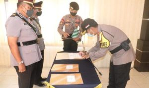 Kapolres Lingga AKBP.Boy Herlambang saat menandatangani berita acara serah terima jabatan Kasatreskrim dan Kasat Sabhara Polres Lingga.