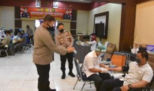 Kapolres Tanjungpinang AKBP M.Iqbal saat menyaksikan pelaksanaan domot darah yang diikuti angota personil TNI dan Polri dalam rangka HUTR Bayangkara