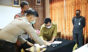 Kepala dinas Pendidikan Bintan Tamsir saat menandatangangi PKS Rekrutmen calon anggota Polri di Polres Bintan