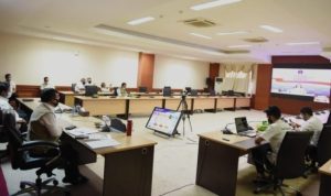 Ketua Gugus Tugas COVID 19 Kepri Isdianto bersama dengan anggota Gugus Tugas COVID 19 Kepri lainya saat mengikuti rapat koordinasi video conference Rapat bersama Presiden RI Joko Widodo