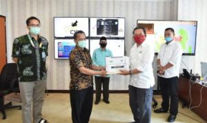 Ketua tim Posko Gugus Tugas COVID 19 Kepri di Batam BUralimar saat meyerahakan bantuan Vitamin pada BTKLPP Batam