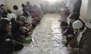Mahasiswa Di Sudan saat makan bersama di Asrama.