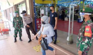 New Normal Tanjungpinang Satpol PP dan TNI Polri saat melakukan penjagaan di Super Market Pasar Rya Bintan 21 Tanjungpinang