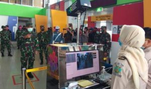 Panglima Komando Armada I Laksamana Muda TNI Ahmadi Heri Purwono saat mengikuti Protokoler Kesehatan melalui Pemeriksaan petugas kesehatan KKP di Pelabuhan SBP Tanjungpinang