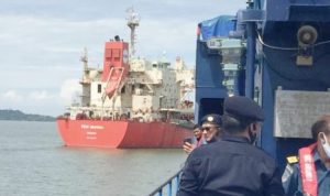 Penyidik Bea dan Cukai Kanwil Kepri saat menyerahkan Tersangka dan Barang Bukti Kapal MB.Pan Begoni Penyeludup material Tambang Nikel ke Kejaksaan di Karimun.