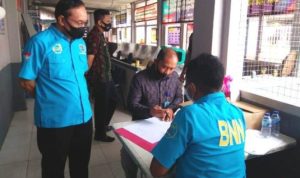 Petugas BNN Kota Tanjungpinang saat melakukan Tes Urin Narkoba pada Pegawai Rutan Tanjungpinang