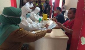 Petugas kesehatan dari Poldokes Polres Tanjungpinang saat melakukan Rapid Tes COVID 19 pada tahanan Polres.