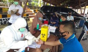 Petugas kesehatan di Polres Tanjungpinang saat melaksanakan RDT pada warga di Mapolres Tanjungpinang