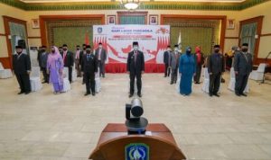 Plt.Gubernur Kepri dengan sejumlah Pejabat Lainya saat mengikuti Upacara Hari Kelahiran Pancalisa melalui Online dari Gedung Daerah Tanjungpinang