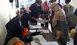 Sejumlah penumpang Kapal yang baru tiba dipelabuhan Tanjungbalai Karimun dilakukan Pemeriksaan SKT Bebas COVID 19