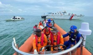 Tim Rescue Pos SAR Batam bersama Tim SAR Gabungan saat melakukan pencarian Kapten Kapal TB Multi Sahabat 8 yang tenggelam di perairan Batu Ampar Batam