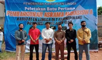 Wakil BUpati Lingga M.Nizar saat melakukan Foto bersama dengan sejumlah mahasiswa Lingga yang kuliah di Tanjungpinang