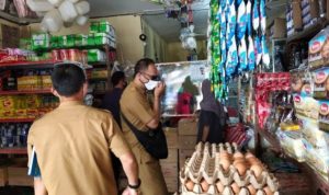 Anggota Polres Lingga dan TPID saat melakukan pengecehakan ketersediaan dan harga sembako jelang Perayaan Idul Adha di Lingga
