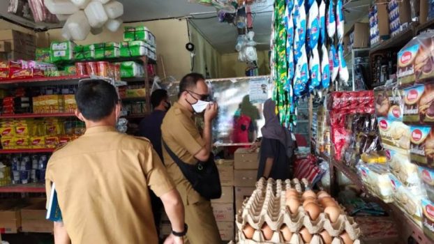 Anggota Polres Lingga dan TPID saat melakukan pengecehakan ketersediaan dan harga sembako jelang Perayaan Idul Adha di Lingga