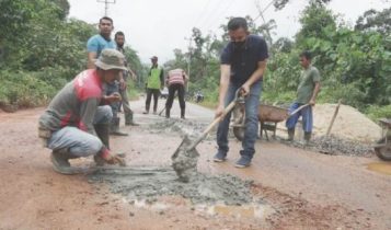 Camat Lurah dan Kades bersama masyarakat gotong royong massal memperbaiki jalan rusak di Kelurahan Raya hingga Sungai Buluk kecamatan Singkep Barat Lingga