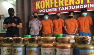 Empat tersangka pengutil dan barang bukti Obat Vitamin dan suplemen yang diambil dari Apotik Tanjungpinang ditetapkan tersangka oleh Polres Tanjungpinang.